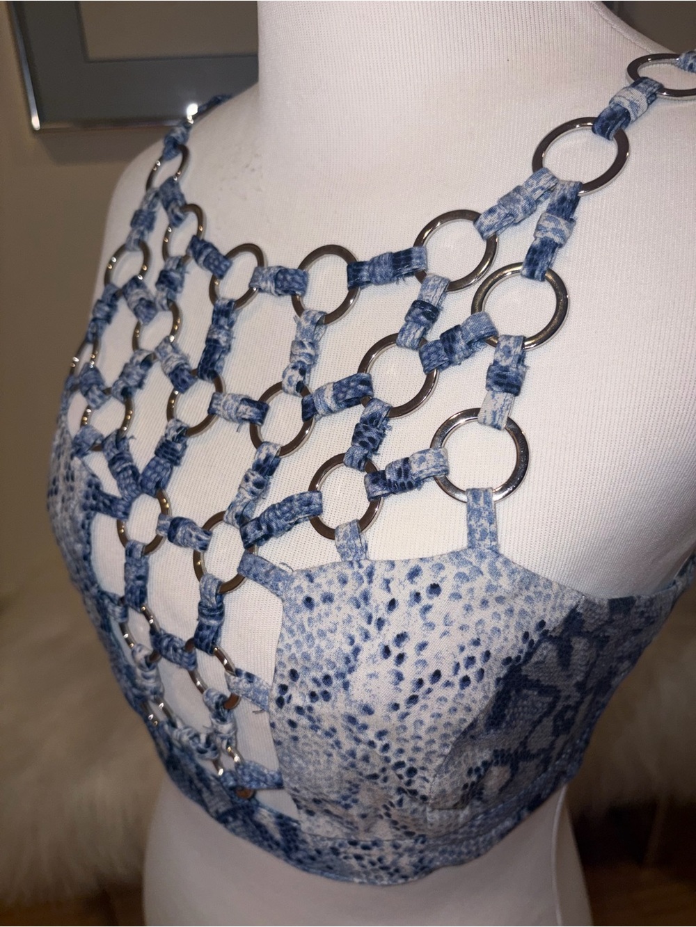 LF MILLAU Blue Snake-Print Loop Ring Chain Link Crop Top - Picture 3 of 7